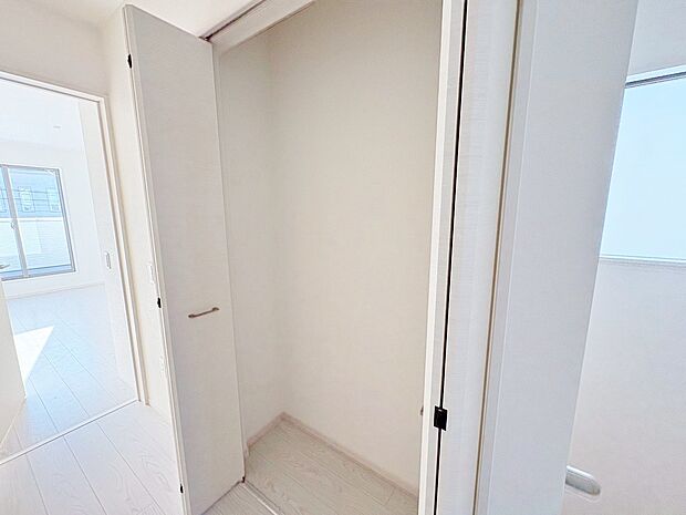 2階ホール収納です。機能的な収納を配置して、片付いた空間を維持できそう。