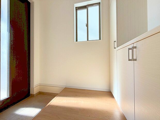 採光を考えて造られた玄関は、優しく家族を送り出し出迎えます。