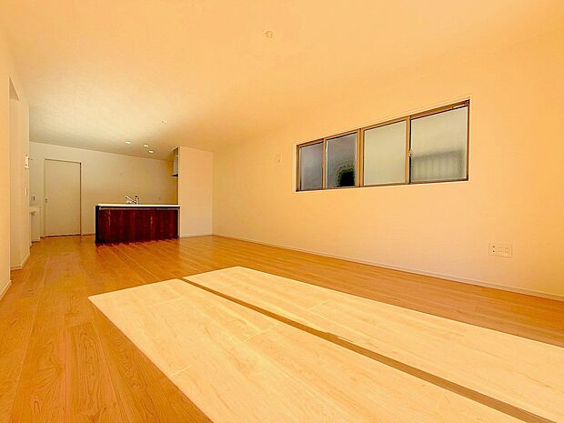 20帖の広々としたLDKです。陽射しの強い日も爽やかにくつろげる空間です。