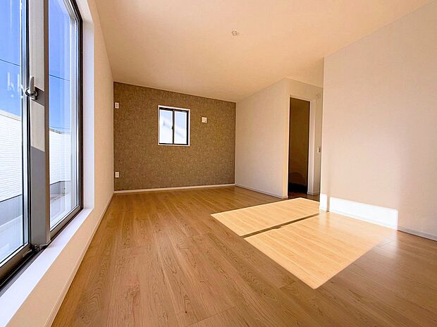 主寝室広々10帖。バルコニーに面した明るい洋室です。