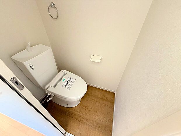 トイレは2ヶ所にあり、朝の慌しい時間も安心です。