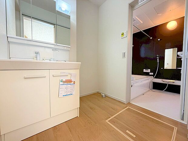 キッチンそばに洗面所、浴室を集めた無駄のないコンパクトな家事動線。