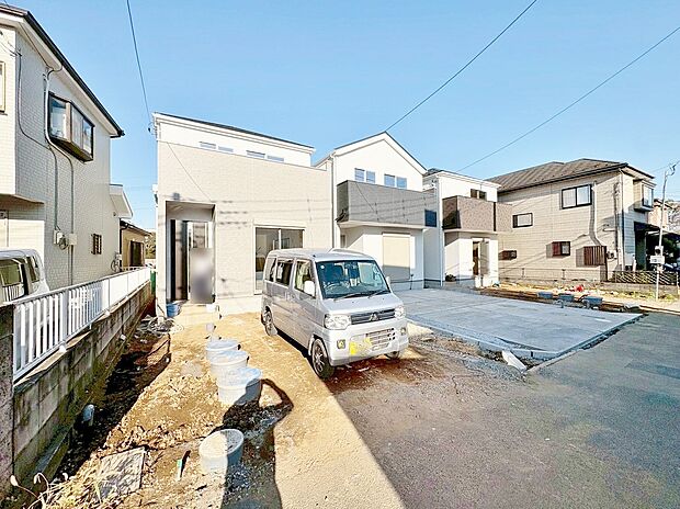 キッチンそばに洗面所、浴室を集めた無駄のないコンパクトな家事動線を確保。(令和7年11月 撮影)