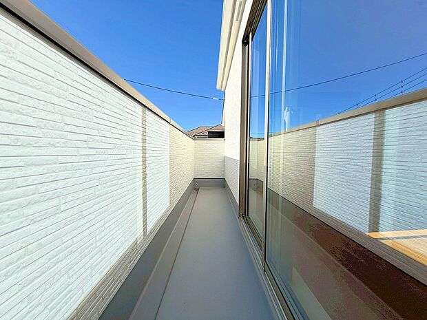 たくさんの日差しと風を受け洗濯物もすぐに乾きそう。