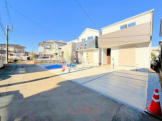 ゆったりとしたカースペースに2台駐車可能です。