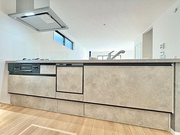 収納も多く、大きな鍋やフライパン、調味料などもスッキリ片付きます。