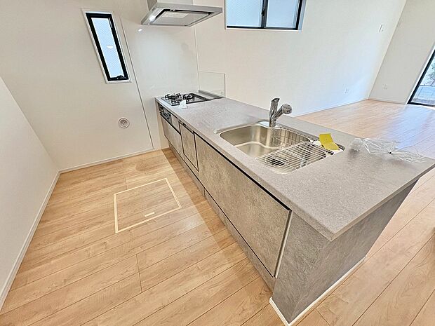 スッキリとしたオープンスタイルの対面キッチンです。