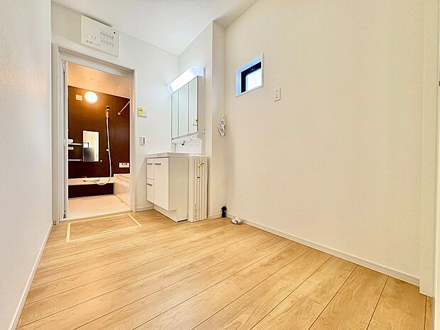 キッチンのそばに設けた洗面室。家事のしやすい広々設計です。