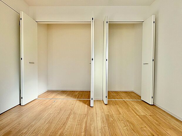 ダブルクローゼットを活用することで空間を有効に使えます。