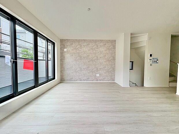 バルコニーに面した2階リビング設計。水回りをリビング階にまとめ、家事動線にも配慮しました。