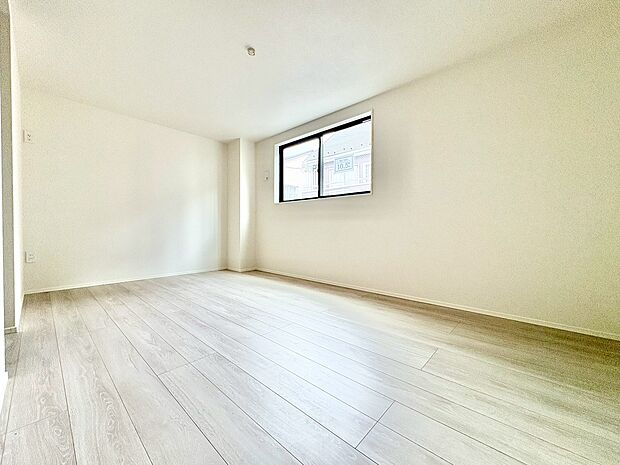 1階10.5帖の広々とした洋室です。