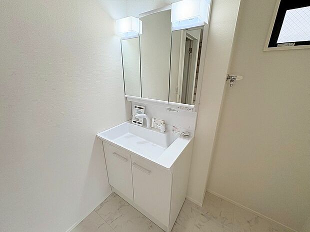 鏡の裏側には細かい物も収納でき、スッキリ片付いた洗面台に。