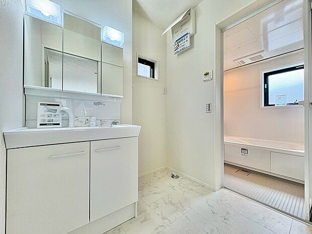 キッチンそばに洗面所、浴室を集めた無駄のないコンパクトな家事動線。