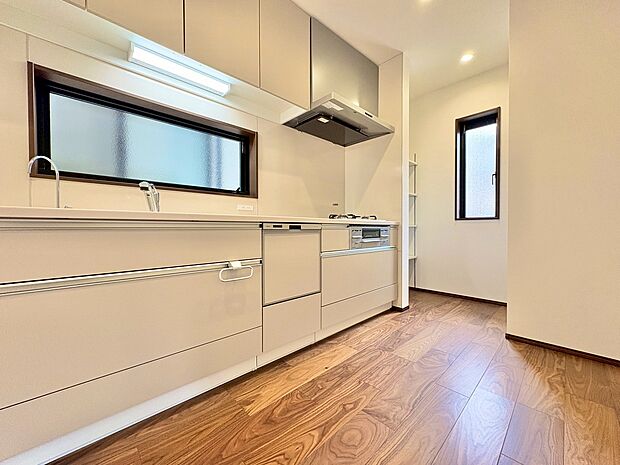 小窓から明るい光が差し込むキッチン。