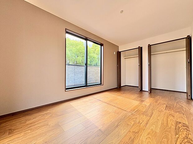 ダブルクローゼット付きでお部屋がスッキリ片付きます。