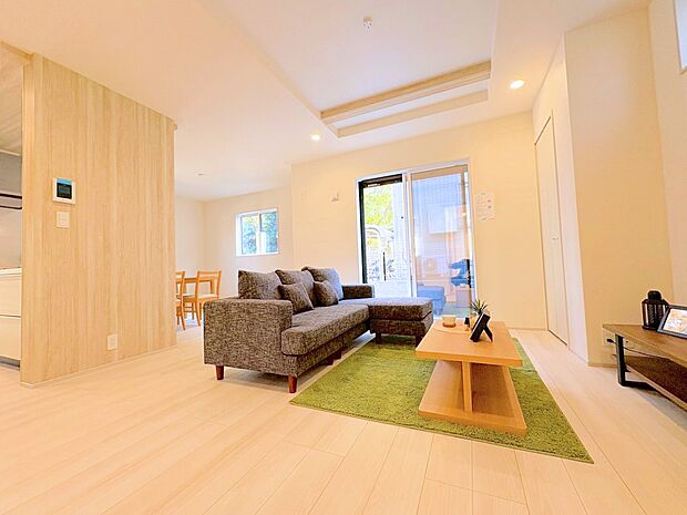 LDK18帖。南東向きで陽当たりも良好。ご家族と愛情を育む新しい暮らしはいかがですか。