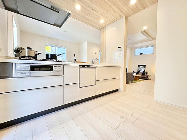 収納も多く、大きな鍋やフライパン、調味料などもスッキリ片付きます。