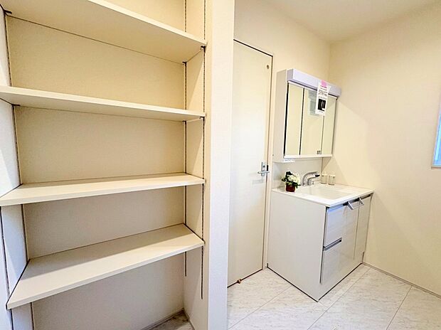 玄関そばに設置した洗面・脱衣室は、帰宅後すぐに手洗いができます。