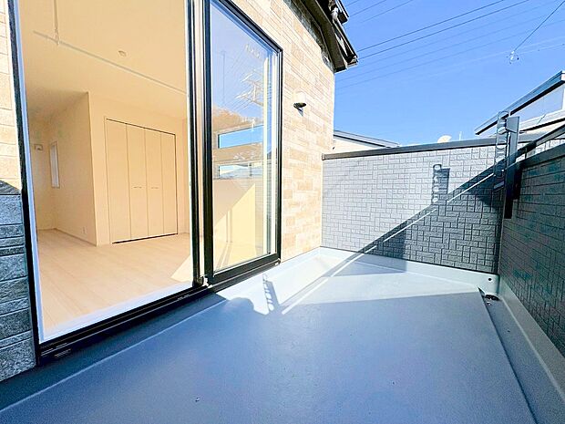 たくさんの日差しと風を受け洗濯物もすぐに乾きそう。