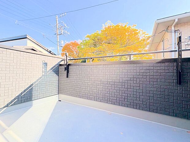 日差しを遮るもののないバルコニー。