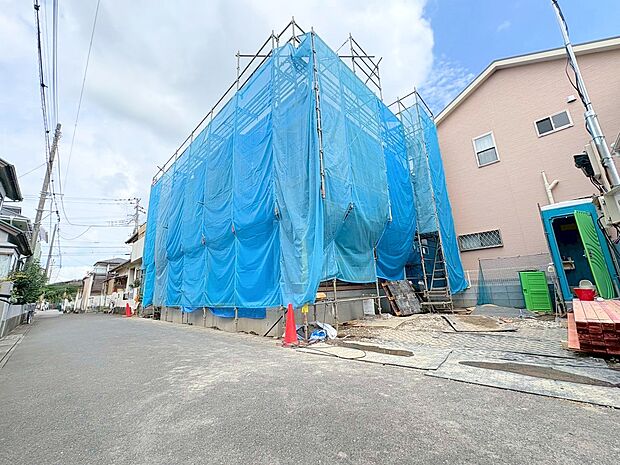 1階には大容量のリビング収納を2か所備えています。多彩な収納で空間を有効に活用できます。(令和7年9月 撮影)