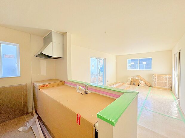 キッチンからリビング全体を見渡せます。(令和7年12月 撮影)