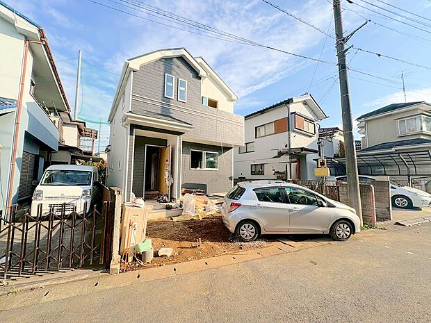 陽光に映し出される美しい外観。(令和7年12月 撮影)