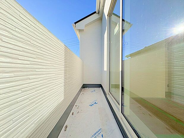 バルコニーに出た時、頬をなでる優しい風を感じます。(令和7年12月 撮影)