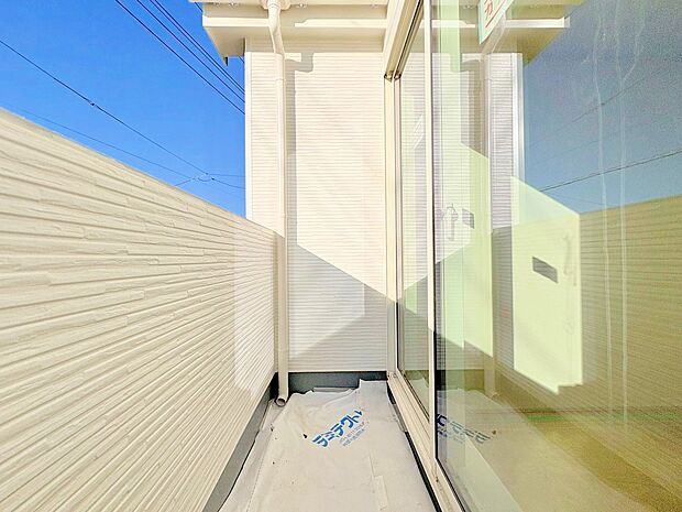 バルコニーからの明るい陽光がお部屋に差し込みます。(令和7年12月 撮影)