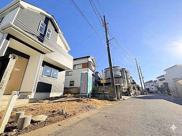 6m公道に面したカースペースに並列で2台駐車可能です。(令和7年12月 撮影)