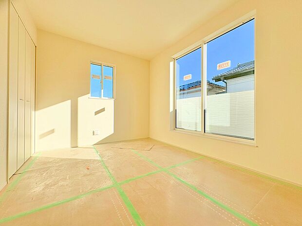 柔らかい自然光で朝目覚める暮らしが送れるでしょう。(令和7年12月 撮影)