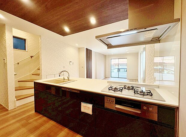 リビング全体を見渡せるよう対面式キッチンを採用しました。