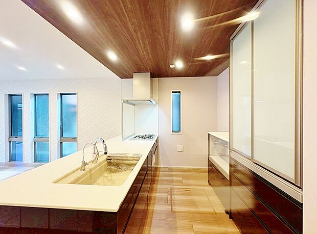 材料を並べたり盛り付けたり、作業しやすい広さを確保しました。