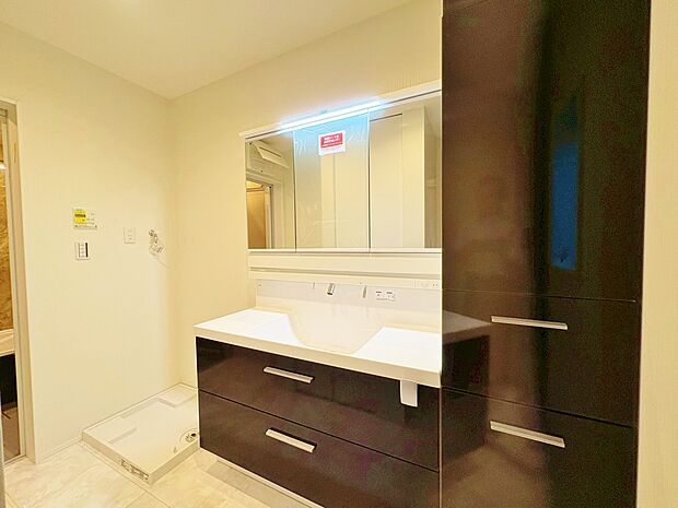 散らかりがちな小物をすっきりと収納できる洗面台。