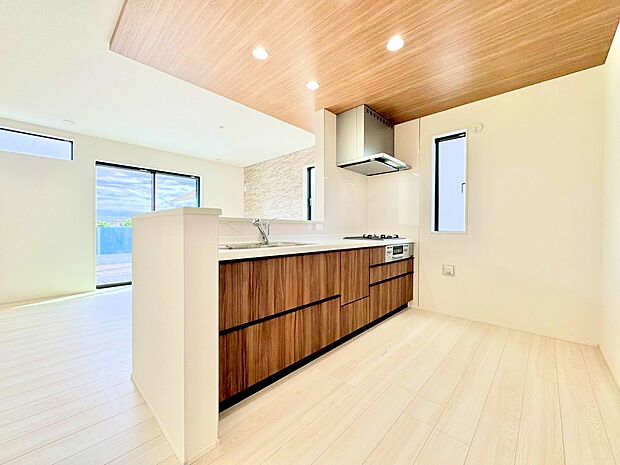 リビング全体を見渡せるよう対面式キッチンを採用しました。