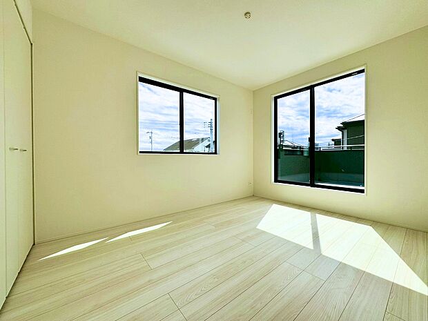 二面採光により陽光が差し込む温かみのあるお部屋。