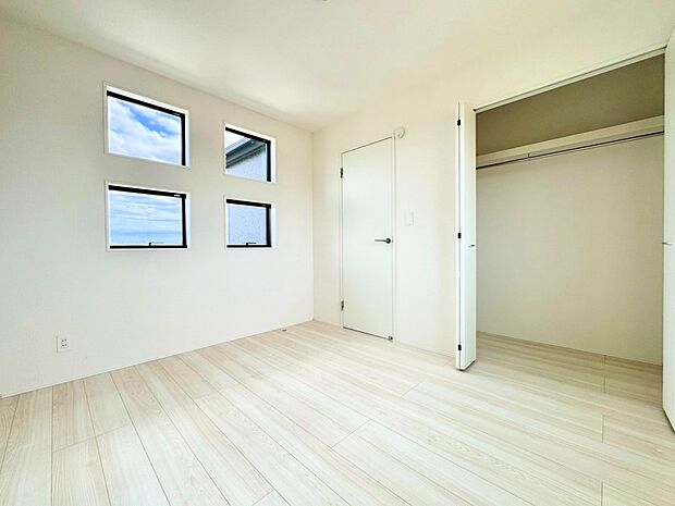 飾り窓からは心地良い光を取り込む落ち着きの空間です。