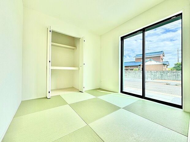 陽光が優しく包む穏やかな和室。