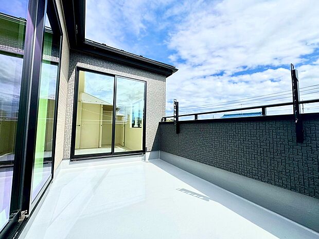 広いバルコニーは布団を一気に干すことが可能です。