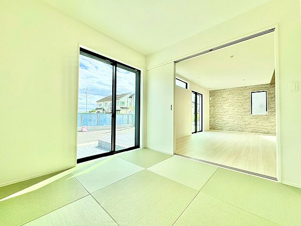 ＬＤＫと続き間の居室は扉を開放することで広さを感じられます。