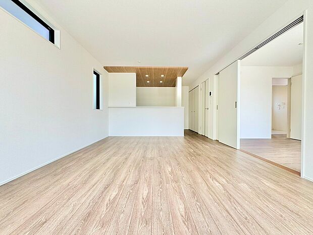 LDKと続き間の居室は扉を開放することで広さを感じられます。