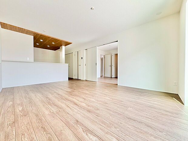 ワンフロアにリビング・ダイニング・キッチンが緩やかに繋がります。