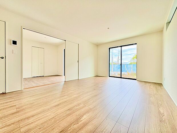 家族の温かさと陽光の暖かさ、楽しい毎日と明るい未来を予感させます。