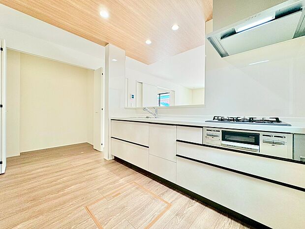 キッチン近くにパントリーを設置し、食品や生活用品などスムーズに収納できます。