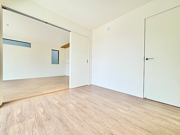 ひとつながりの空間になる、LDKと続き間居室のある間取り。