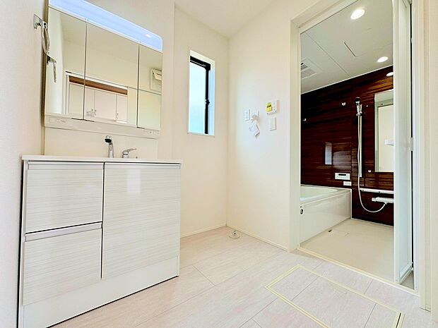 清潔感のある真っ白な洗面台は気持ち良く身支度できます。