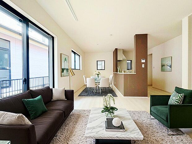 窓から注ぐ明るい陽差しが、広々としたLDKを演出。※現況写真にCGによる画像処理済。