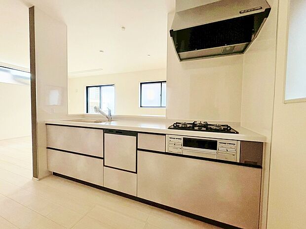 ダイニングとつながるキッチンからは家中が見渡せます。