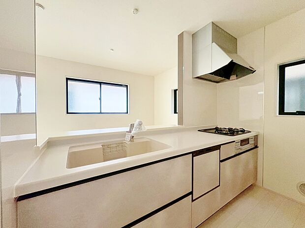 中のものを取り出しやすくしたスライド収納を装備しています。