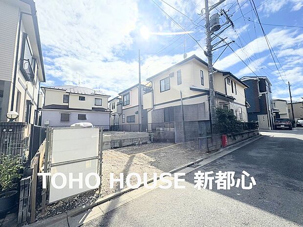 カースペースには並列で2台駐車可能です。(令和7年10月 撮影)